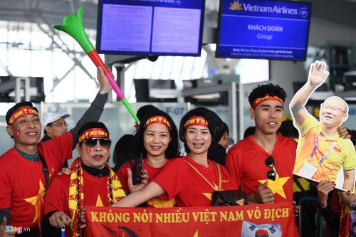 Các nhóm CĐV thi nhau chụp ảnh, hò hét, thổi tù và rồi hô vang "Việt Nam vô địch".