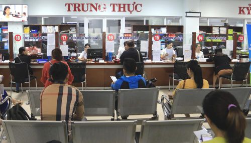 Người dân giải quyết công việc tại Trung tâm hành chính TP Đà Nẵng.