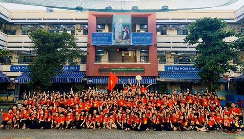 Sân trường "nhuộm đỏ"