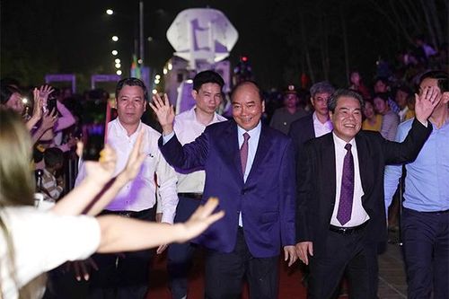 Thủ tướng vui mừng cùng người dân Cà Mau mừng chiến thắng của đội tuyển bóng đá nam U22 Việt Nam