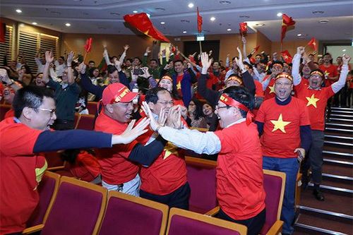 Phó Thủ tướng Phạm Bình Minh mừng bàn thắng đầu tiên trong trận chung kết của U22 Việt Nam. Ảnh: VGP