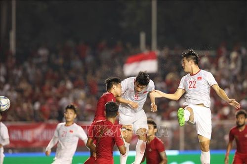 Đoàn Văn Hậu bật cao đánh đầu cận thành ghi bàn mở tỷ số. Ảnh: Hoàng Linh/TTXVN