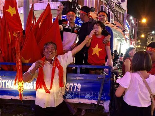 Cổ động viên Bình Dương xuống đường vui mừng trước chiến thắng lịch sử U22 Việt Nam. Ảnh: Nguyễn Văn Việt/TTXVN