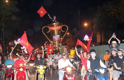 Hàng ngàn người hâm mộ xuống đường ăn mừng chiến thắng của đội tuyển Việt Nam. Ảnh: Nam Thái/TTXVN