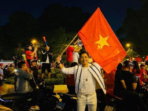 MC Nguyên Khang "đi bão" cùng dòng người ở TP.HCM.
