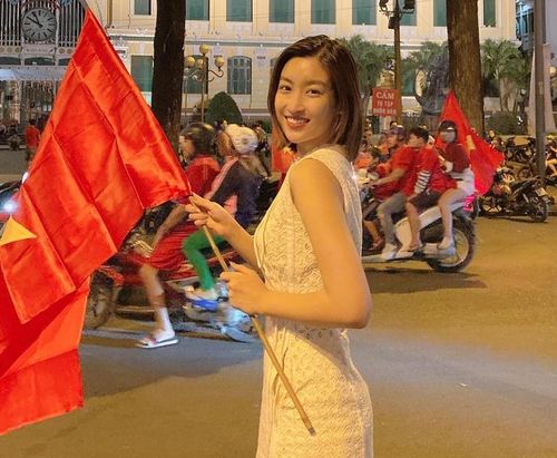 Giống như hàng nghìn người hâm mộ khác, Hoa hậu Đỗ Mỹ Linh đổ ra đường mừng chiến thắng của tuyển Việt Nam.