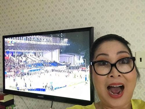 NSND Hồng Vân hạnh phúc chia sẻ: "Tôi yêu Việt Nam. Tôi yêu U22 Việt Nam. Tôi cảm ơn ông Pak. Tôi hãnh diện vì tôi vẫn luôn là người Việt Nam".