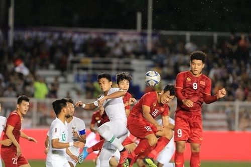 Cú đánh đầu thành bàn gỡ hòa trong trận đấu với U22 Indonesia. Ảnh: Xuân Nha