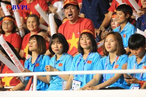 Các cô gái tuyển nữ Việt nam cũng đến sân cổ vũ cho U22 Việt Nam. Ảnh: Xuân Nha
