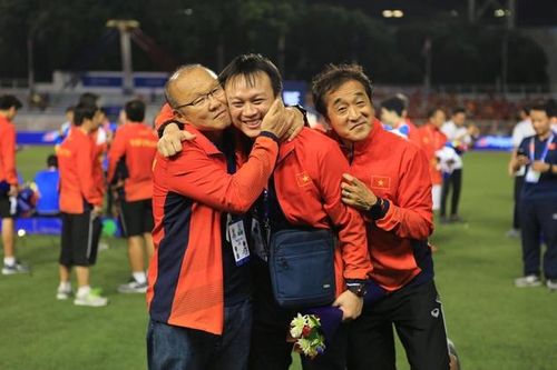Niềm vui của Park khi đội bóng của ông lên ngôi vô địch SEA Games. Ảnh: Xuân Nha