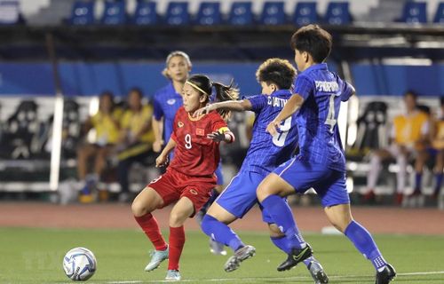 Pha tranh bóng quyết liệt trong trận chung kết giữa nữ Việt Nam gặp nữ Thái Lan tại SEA Games 30. (Ảnh: TTXVN)