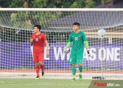 Thủ môn Văn Toản đã kịp tỏa sáng đúng lúc.