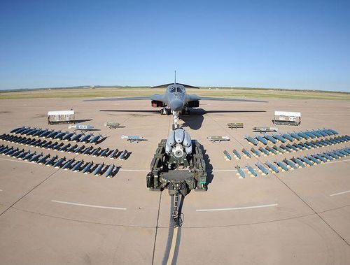 B-1B Lancer là một trong những máy bay ném bom mạnh nhất thế giới hiện nay. Cùng với B-2 và B-52, chúng tạo ra bộ ba máy bay ném bom chiến lược của Mỹ.