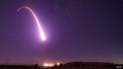Ảnh tư liệu phóng thử tên lửa đạn đạo liên lục địa Minuteman III không vũ trang từ căn cứ không quân Vandenberg ở California hôm 2/10. Ảnh: AFP.