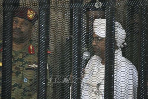 Cựu Tổng thống Sudan Omar al-Bashir (phải) tại phiên tòa xét xử cáo buộc tham nhũng ở Khartoum ngày 19/8/2019. Ảnh: AFP/TTXVN