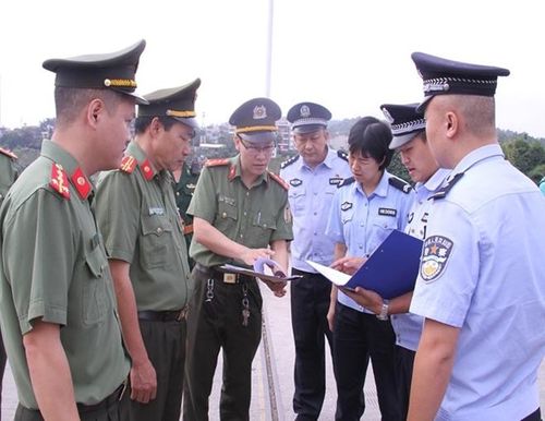 Cán bộ Phòng Quản lý xuất nhập cảnh Công an tỉnh Lào Cai trao trả các đối tượng người Trung Quốc phạm tội tại Việt Nam cho Cục Công an Hà Khẩu, tỉnh Vân Nam, Trung Quốc.