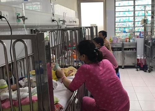 Nhiều trẻ phải nhập viện vì cúm và các bệnh viêm hô hấp.