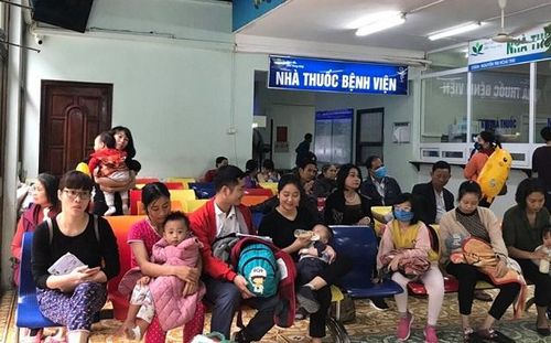 Từ sớm, nhiều gia đình đã cho con đến khám.