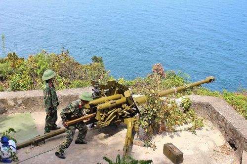 Khẩu đội pháo 85 thực hành nạp đạn sẵn sàng tiêu diệt địch. Ảnh: Trọng Kiên