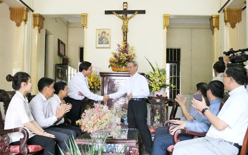 Đoàn công tác thăm, chúc mừng Giáng sinh tại Tòa Giám mục Vĩnh Long 