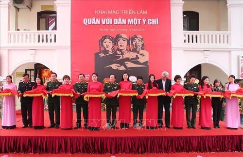 Các đại biểu cắt băng khai mạc triển lãm. Ảnh: Dương Giang/TTXVN