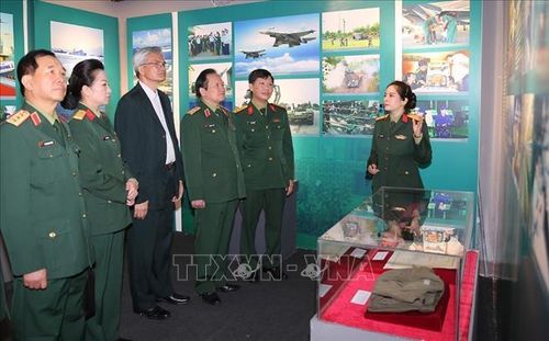 Các đại biểu tham quan triển lãm. Ảnh: Dương Giang/TTXVN