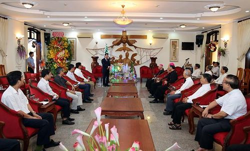 Thứ trưởng Bùi Văn Nam phát biểu tại buổi đến thăm Giáo phận Xuân Lộc. 