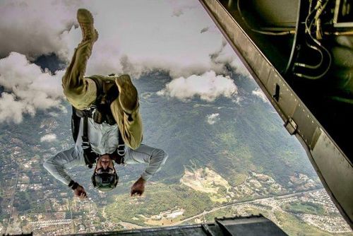 Một binh sĩ nhảy ra khỏi chiếc MV-22B Osprey của lực lượng thủy quân lục chiến trong quá trình huấn luyện nhảy dù tại Hawaii, ngày 13/8.