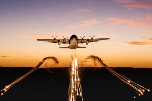 Một chiếc C-130 của Lực lượng Phòng vệ Quốc gia Không quân bang Wyoming bắn pháo sáng trong nhiệm vụ huấn luyện ngày 24/9.