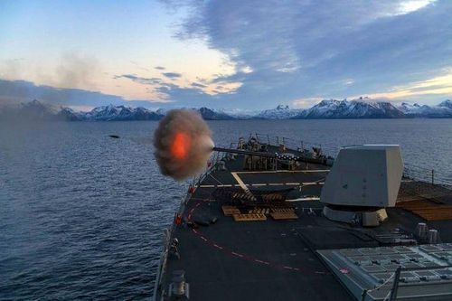 Tàu khu trục tên lửa dẫn đường USS Gridley (DDG 101) khai hỏa khẩu súng 5 inch Mark 45 của mình trong cuộc tập trận bắn đạn thật ở biển Na Uy vào ngày 22/ 11/2019.