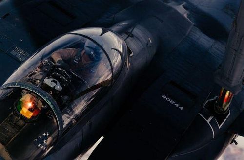 Một chiếc F-15E tiếp nhiên liệu từ KC-10 khi đang tham gia chiến dịch Operation Inherent ngày 17/3.