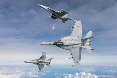 Ba chiếc Super Hornet F/A-18E thuộc phi đội máy bay chiến đấu Knighthawks 136 bay theo đội hìnhngày 7/3, sau khi hoàn thành một nhiệm vụ huấn luyện.
