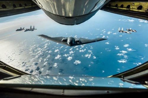 Một máy bay ném bom B-2 Spirit, hai chiếc F-35 Lightning II và hai chiếc F-15 bay theo đội hình phía sau một chiếc Stratotanker KC-135 trong nhiệm vụ huấn luyện ở Anh, ngày 16/9.