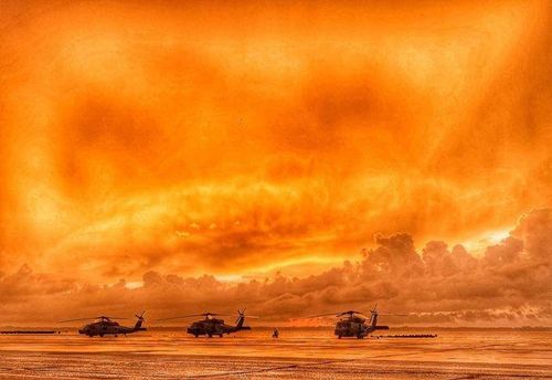 Ba chiếc trực thăng MH-60R Sea Hawk bay đúng lúc mặt trời mọc trên sông St. Johns ngày 13/6.