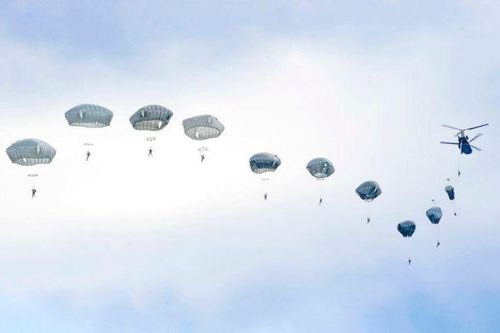 Lính nhảy dù nhảy từ một chiếc trực thăng CH-47 Chinook tại Khu huấn luyện Grafenwoehr, Đức ngày 14/8.