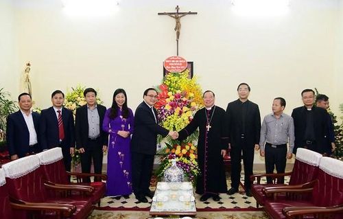 Bí thư Thành ủy Hà Nội tặng lẵng hoa chúc mừng Tòa Tổng giám mục Hà Nội