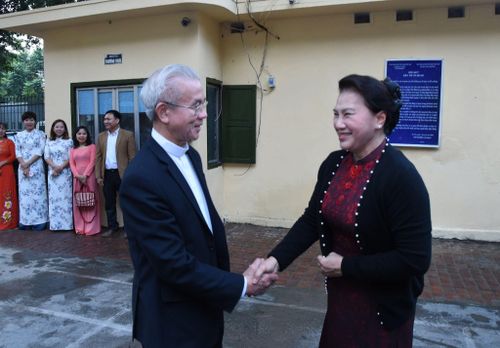 Chủ tịch Quốc hội Nguyễn Thị Kim Ngân cùng đoàn đến thăm Ủy ban Đoàn kết Công giáo Việt Nam.