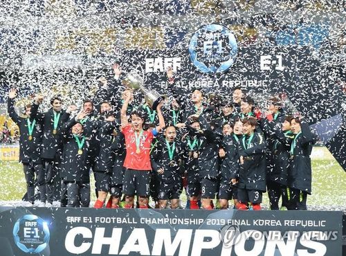Tuyển Hàn Quốc ăn mừng chức vô địch. Ảnh: Yonhap.