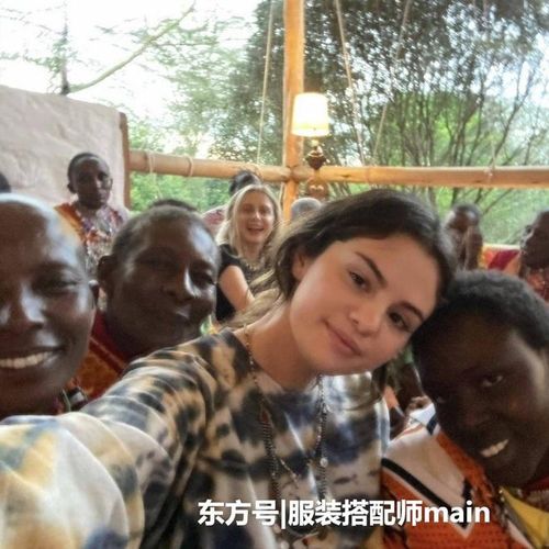 Nhiều năm nay, Selena Gomez luôn nằm trong danh sách những nghệ sĩ có mặt mộc đẹp nhất. Cựu sao Disney sở hữu khuôn mặt tròn phúc hậu, sống mũi cao và khuôn miệng nhỏ nhắn. Cô nhiều lần để mặt mộc khi dạo phố hoặc đi làm từ thiện. Hình ảnh không son phấn này luôn nhận được nhiều tình cảm của khán giả.