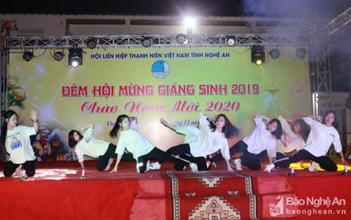 Tiết mục văn nghệ đặc sắc đến từ đoàn viên, thanh niên huyện Thanh Chương tại đêm hội. Ảnh: Phương Thúy
