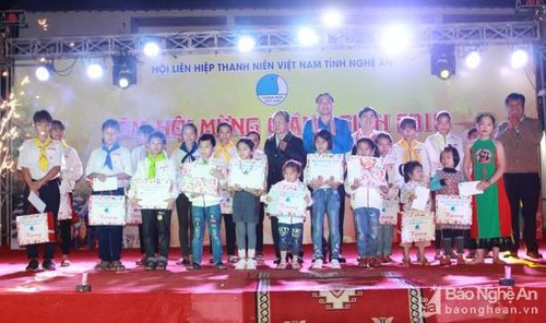 Dịp này, Ban Thường vụ Tỉnh đoàn, Hội LHTN tỉnh Nghệ An trao 20 suất quà cho các học sinh có hoàn cảnh khó khăn tại Giáo xứ Đại Yên, xã Thanh Đồng, huyện Thanh Chương. Ảnh: Phương Thúy