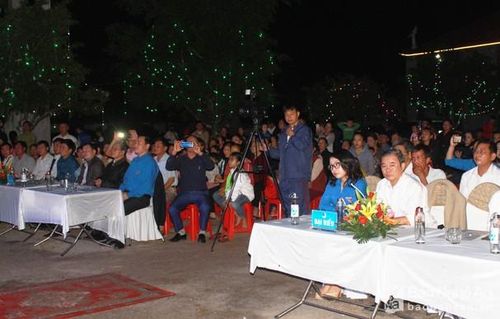 “Đêm hội mừng Giáng sinh 2019 - Chào năm mới 2020” có sự tham gia của các đại biểu: Phan Thanh Đoài - Phó ban Dân vận Tỉnh ủy; Nguyễn Thị Thơm - Quyền Bí thư Tỉnh đoàn; Chu Đức Thái - Ủy viên TW Hội LHTN Việt Nam, Chủ tịch Hội LHTN tỉnh, Phó Bí thư Tỉnh đoàn; Linh mục Trần Ngọc Liêm - Quản xứ Đại Yên; đại diện lãnh đạo huyện Thanh Chương và đông đảo bà con nhân dân tham gia. Ảnh: Phương Thúy