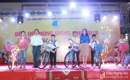 Tại đêm hội, Ban Thường vụ Tỉnh đoàn, Hội LHTN tỉnh Nghệ An trao tặng 5 chiếc xe đạp cho trẻ em vùng giáo có hoàn cảnh đặc biệt khó khăn. Ảnh: Phương Thúy