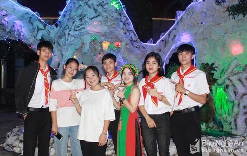 Giới trẻ giáo xứ Đại Yên vui vẻ và thích thú lưu lại những kỷ niệm tại Đêm hội Giáng sinh. Ảnh: Phương Thúy