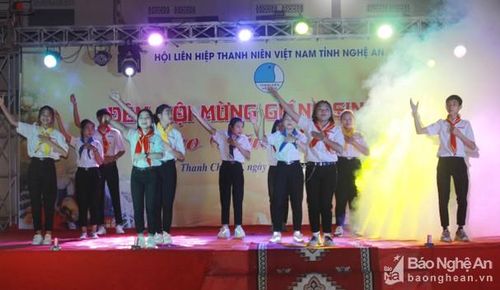 Tiết mục văn nghệ sôi động của thanh thiếu niên Giáo xứ Đại Yên, xã Thanh Đồng, huyện Thanh Chương. Ảnh: Phương Thúy