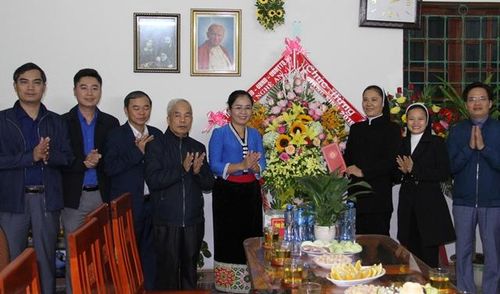 Bà Võ Thị Minh Sinh, Chủ tịch Ủy ban MTTQ Việt Nam tỉnh Nghệ An chúc mừng Trường Mầm non Tư thục Lâm Bích tại xã Nghi Phú, TP Vinh.