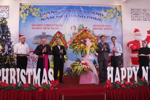 Lãnh đạo tỉnh Quảng Trị tặng hoa và quà chúc mừng lễ Giáng sinh năm 2019 Tòa Tổng Giám mục Huế- Ảnh: T.H