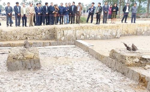 Các nhà khoa học cùng lãnh đạo TP Hải Phòng thực địa bãi cọc Cao Quỳ. Ảnh: L.T.