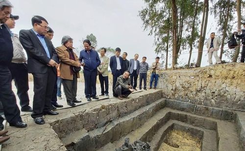 Ngày 20/12, các nhà khoa học, chuyên gia cùng lãnh đạo TP Hải Phòng thực địa tại bãi cọc vừa được khai quật tại cánh đồng Cao Quỳ. Bước đầu, các nhà khoa học nhận định bãi cọc này thuộc trận chiến Bạch Đằng lần 3 - năm 1288. Đây là trận địa nhằm ngăn chặn quân Mông - Nguyên không đi vào khu vực sông Giá và khu vực chỉ huy của Trần Quốc Tuấn. Ảnh: Nguyễn Dương.