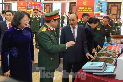 Lãnh đạo Đảng, Nhà nước, Quân đội trao đổi tại hội trường Bộ Quốc phòng